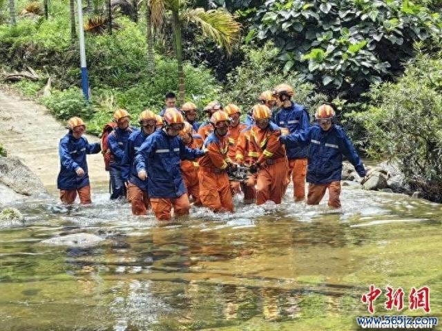 6月8日，保亭黎族苗族自治县消防扶植大队接到报警乞助，称海南热带雨林国度公园吊罗山林区有25名徒步东谈主员被困。图为扶植东谈主员回荡被困东谈主员。保亭黎族苗族自治县委宣传部供图