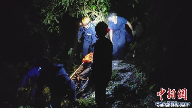 6月8日，保亭黎族苗族自治县消防扶植大队接到报警乞助，称海南热带雨林国度公园吊罗山林区有25名徒步东谈主员被困。图为扶植东谈主员连夜回荡被困东谈主员。保亭黎族苗族自治县委宣传部供图